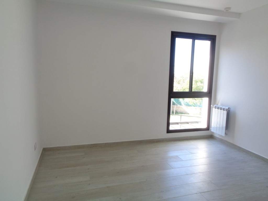 Barrio Cerrado - Casa de Categoría a Estrenar de 3 Dormitorios, Amplia con Cochera Doble, Escritorio, 2 Baños y Patio con Asador