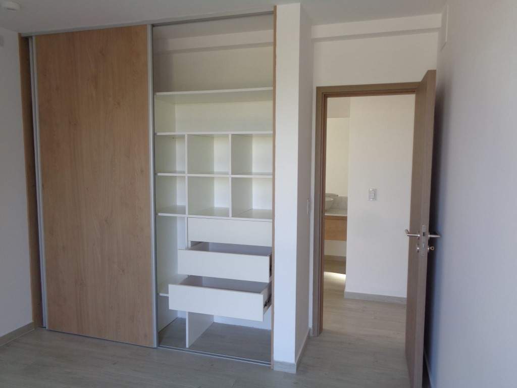Barrio Cerrado - Casa de Categoría a Estrenar de 3 Dormitorios, Amplia con Cochera Doble, Escritorio, 2 Baños y Patio con Asador