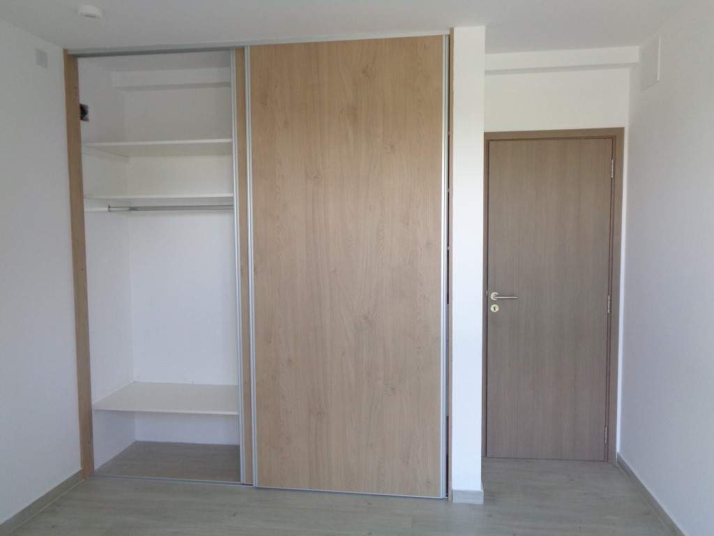 Barrio Cerrado - Casa de Categoría a Estrenar de 3 Dormitorios, Amplia con Cochera Doble, Escritorio, 2 Baños y Patio con Asador