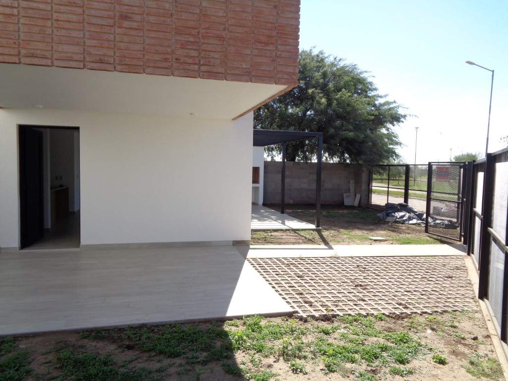 Barrio Cerrado - Casa de Categoría a Estrenar de 3 Dormitorios, Amplia con Cochera Doble, Escritorio, 2 Baños y Patio con Asador