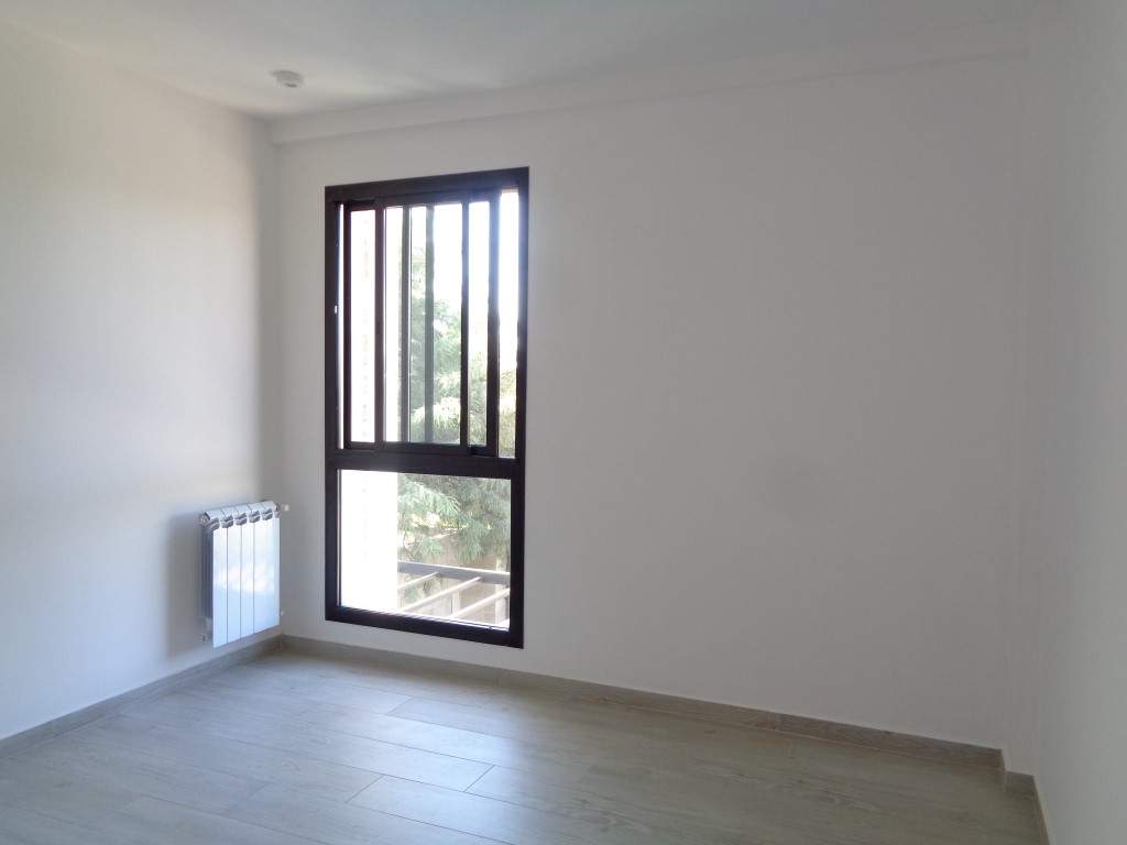 Barrio Cerrado - Casa de Categoría a Estrenar de 3 Dormitorios, Amplia con Cochera Doble, Escritorio, 2 Baños y Patio con Asador