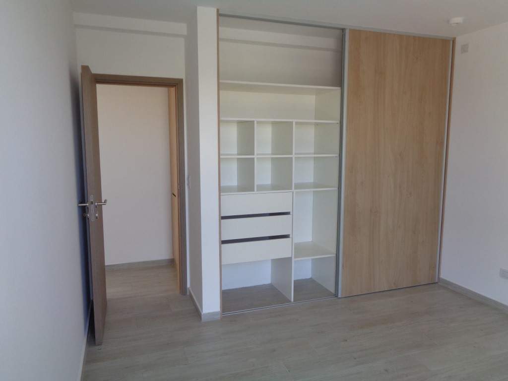 Barrio Cerrado - Casa de Categoría a Estrenar de 3 Dormitorios, Amplia con Cochera Doble, Escritorio, 2 Baños y Patio con Asador