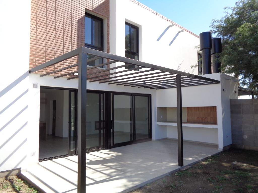 Barrio Cerrado - Casa de Categoría a Estrenar de 3 Dormitorios, Amplia con Cochera Doble, Escritorio, 2 Baños y Patio con Asador
