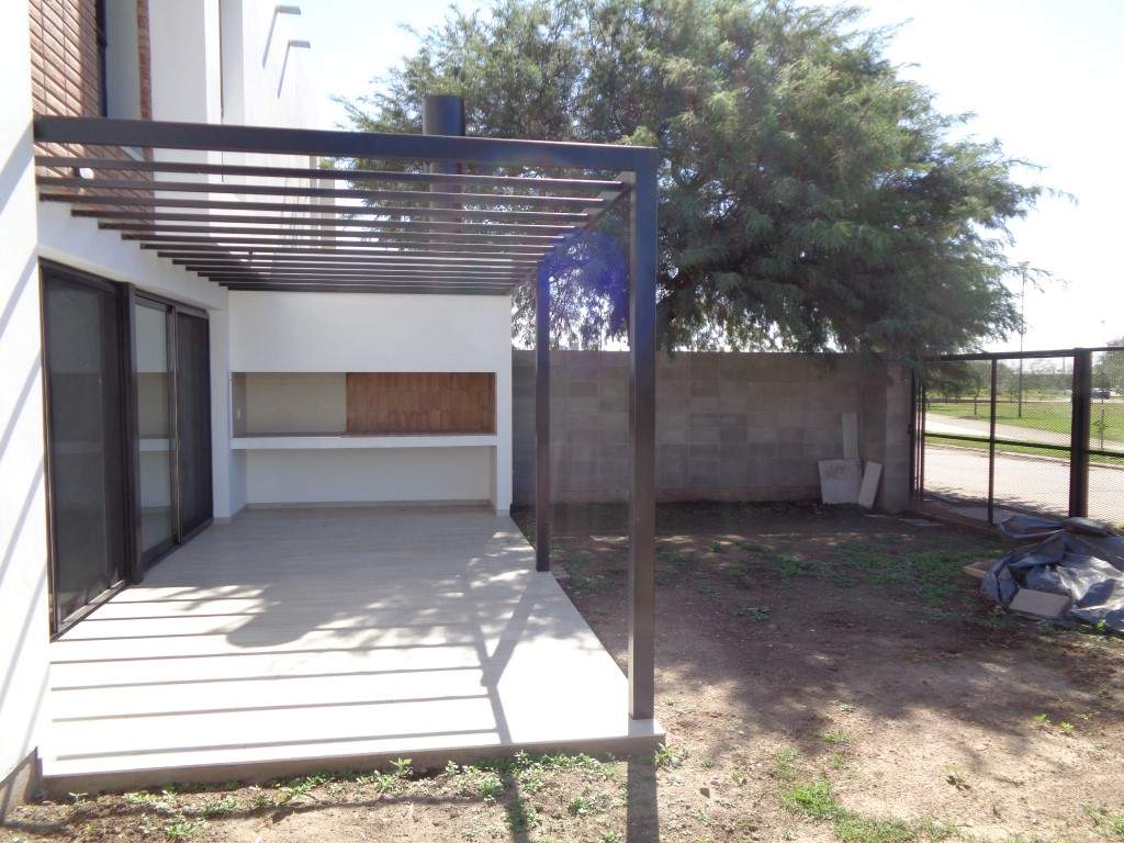 Barrio Cerrado - Casa de Categoría a Estrenar de 3 Dormitorios, Amplia con Cochera Doble, Escritorio, 2 Baños y Patio con Asador