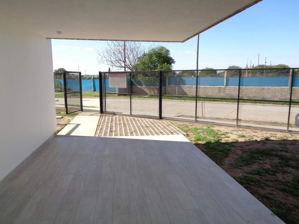 Barrio Cerrado - Casa de Categoría a Estrenar de 3 Dormitorios, Amplia con Cochera Doble, Escritorio, 2 Baños y Patio con Asador