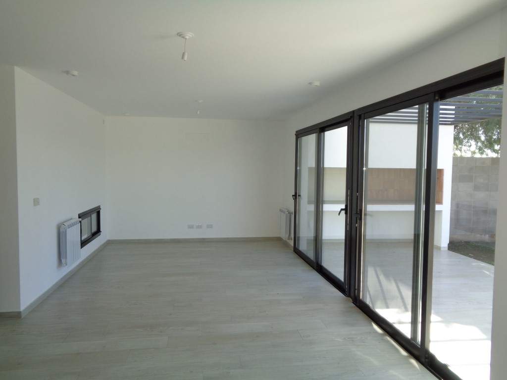 Barrio Cerrado - Casa de Categoría a Estrenar de 3 Dormitorios, Amplia con Cochera Doble, Escritorio, 2 Baños y Patio con Asador