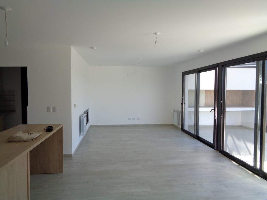 Barrio Cerrado - Casa de Categoría a Estrenar de 3 Dormitorios, Amplia con Cochera Doble, Escritorio, 2 Baños y Patio con Asador