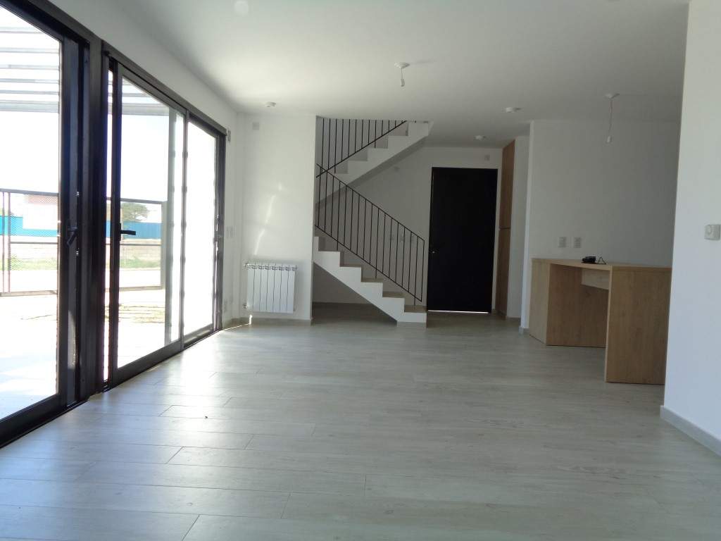 Barrio Cerrado - Casa de Categoría a Estrenar de 3 Dormitorios, Amplia con Cochera Doble, Escritorio, 2 Baños y Patio con Asador