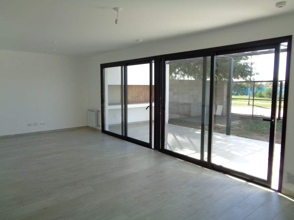 Barrio Cerrado - Casa de Categoría a Estrenar de 3 Dormitorios, Amplia con Cochera Doble, Escritorio, 2 Baños y Patio con Asador
