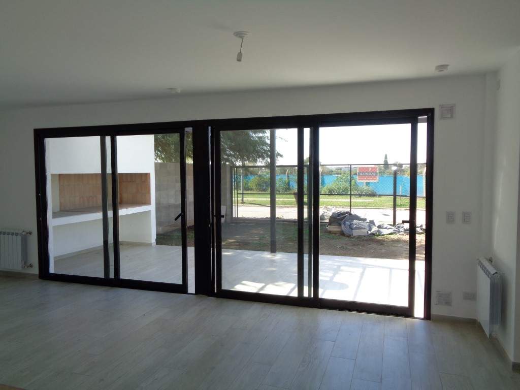 Barrio Cerrado - Casa de Categoría a Estrenar de 3 Dormitorios, Amplia con Cochera Doble, Escritorio, 2 Baños y Patio con Asador