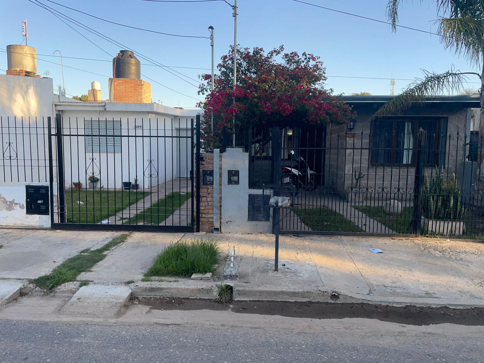 VENTA 2 CASAS- B Los Plátanos  (a 2 cuadras de Av. Maestro Vidal y Av. Fuerza Aérea Argentina)