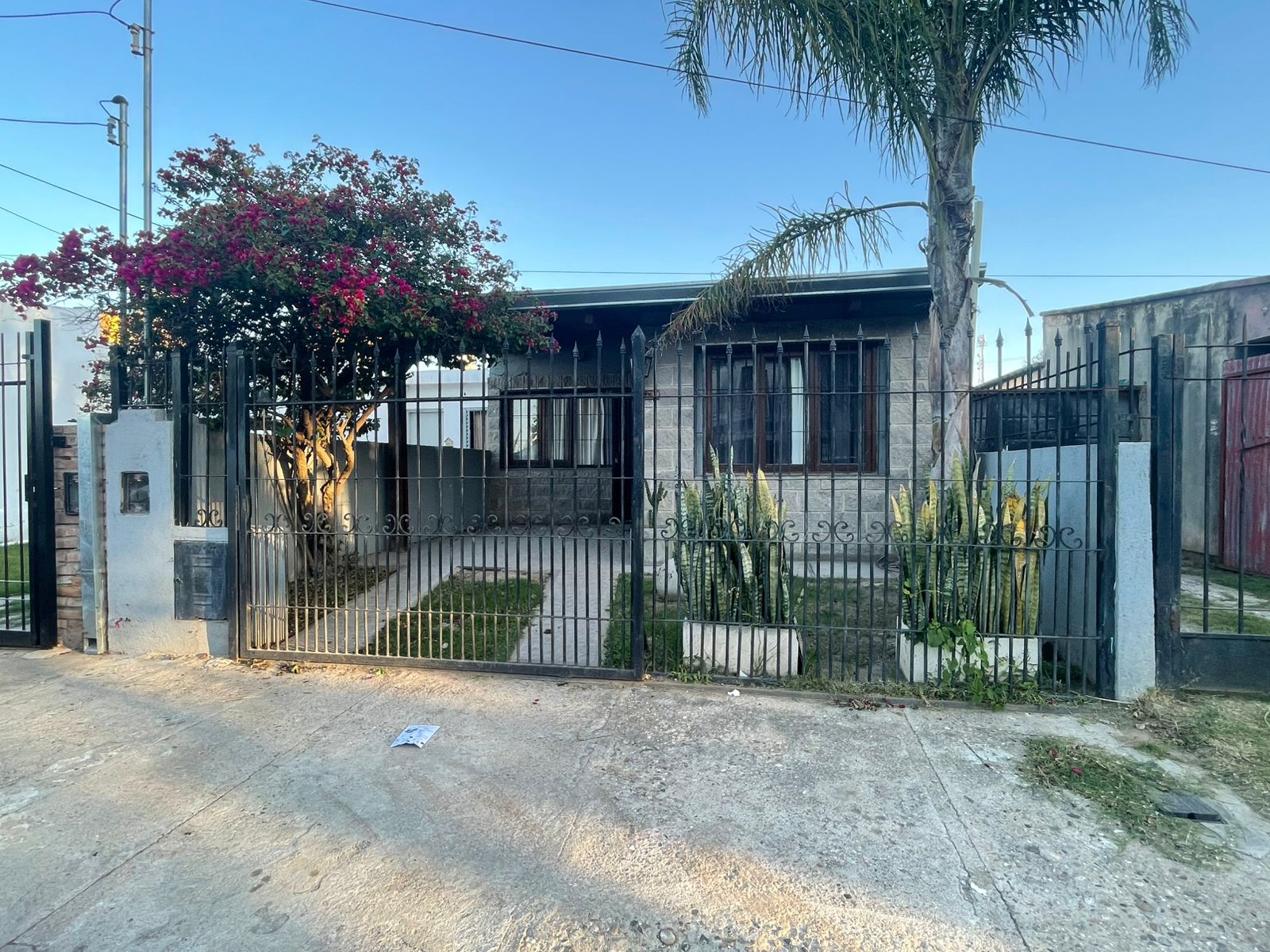 VENTA 2 CASAS- B Los Plátanos  (a 2 cuadras de Av. Maestro Vidal y Av. Fuerza Aérea Argentina)