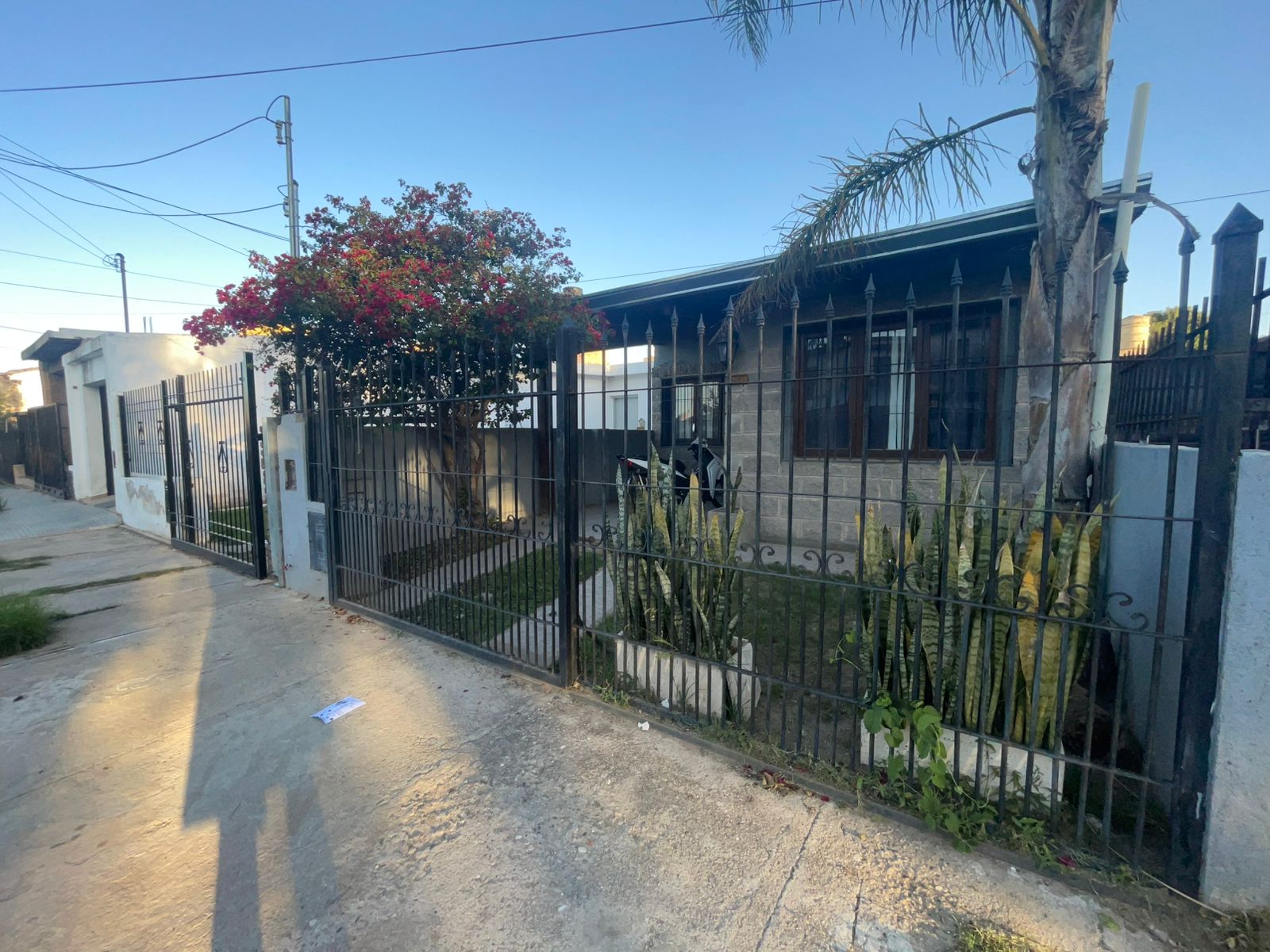 VENTA 2 CASAS- B Los Plátanos  (a 2 cuadras de Av. Maestro Vidal y Av. Fuerza Aérea Argentina)