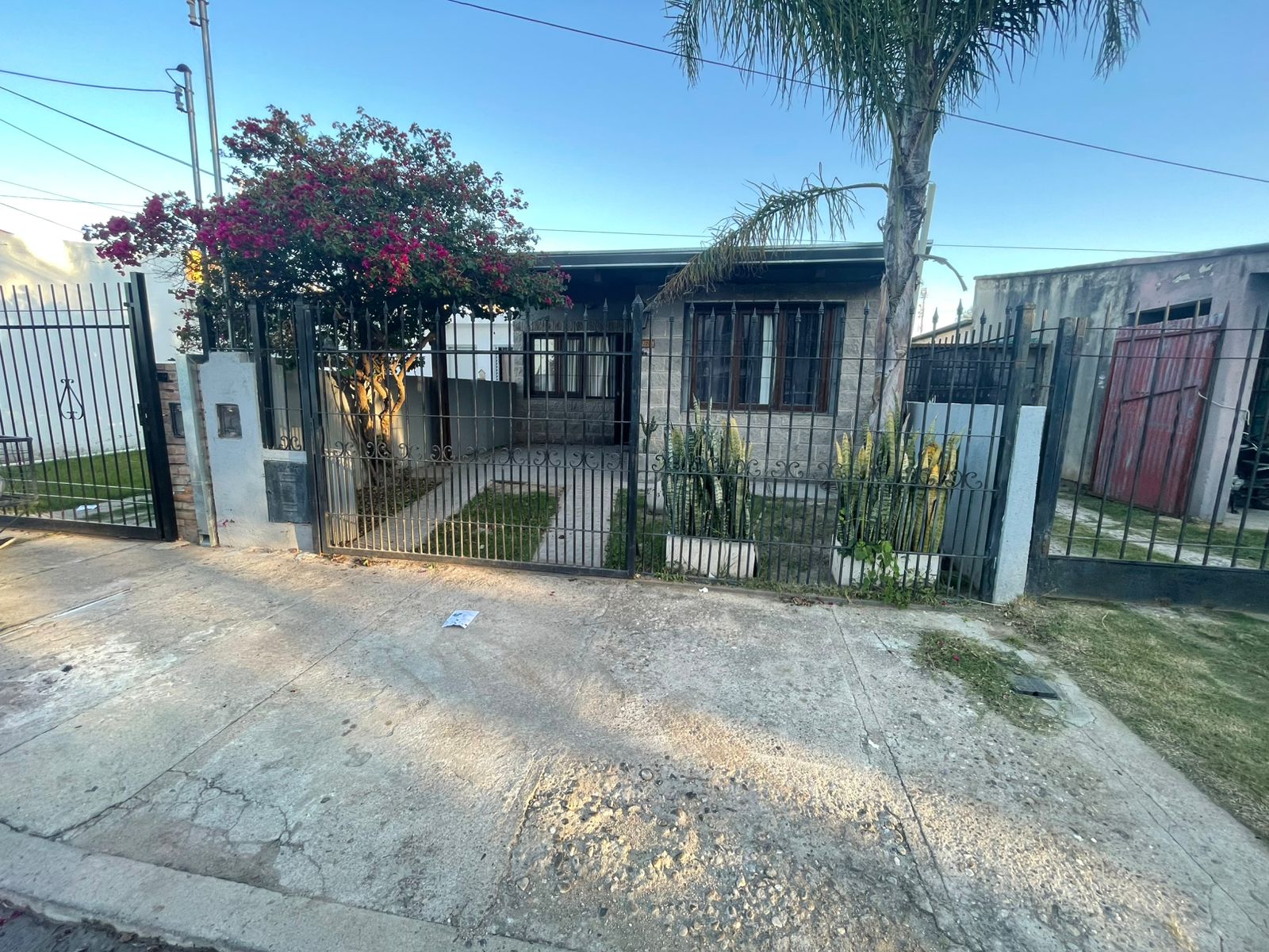 VENTA 2 CASAS- B Los Plátanos  (a 2 cuadras de Av. Maestro Vidal y Av. Fuerza Aérea Argentina)