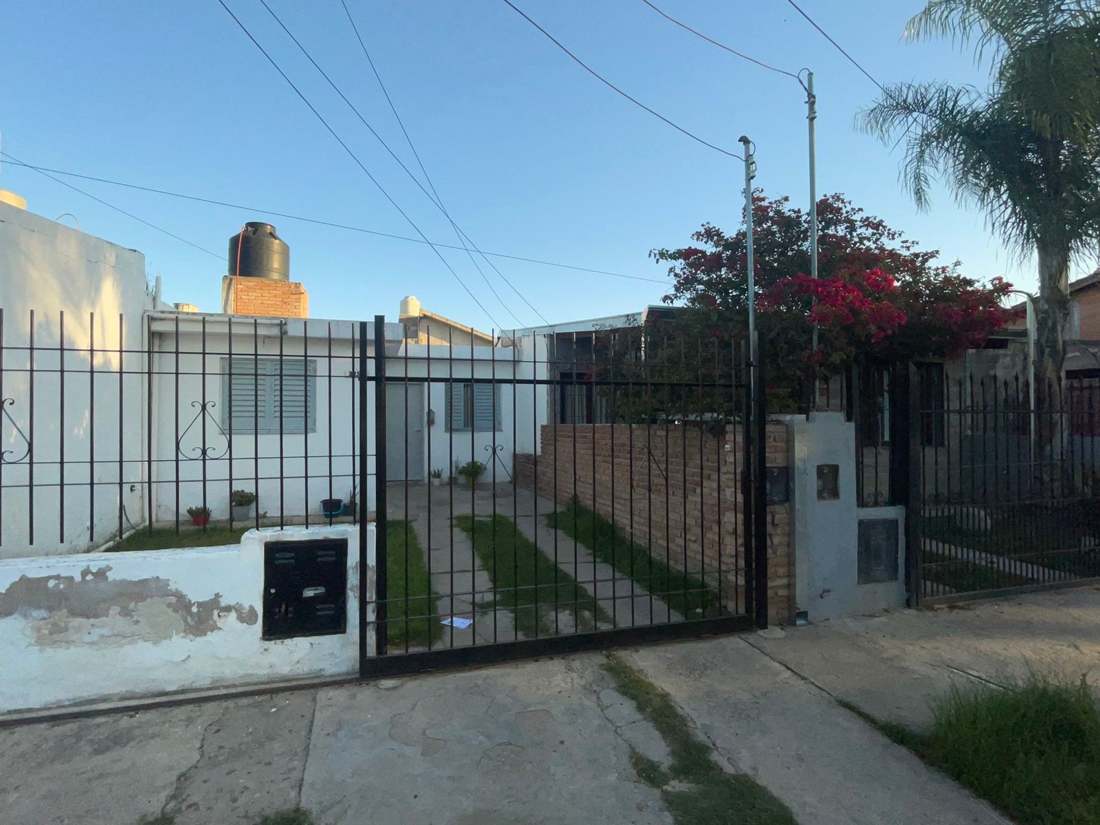 VENTA 2 CASAS- B Los Plátanos  (a 2 cuadras de Av. Maestro Vidal y Av. Fuerza Aérea Argentina)