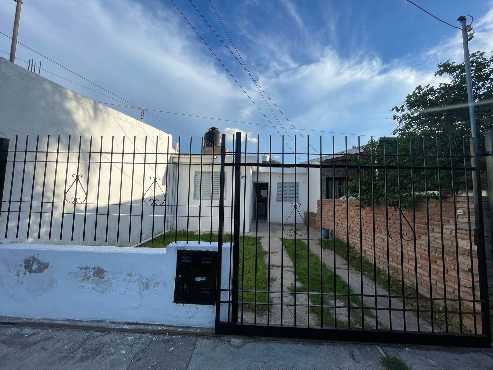VENTA 2 CASAS- B Los Plátanos  (a 2 cuadras de Av. Maestro Vidal y Av. Fuerza Aérea Argentina)