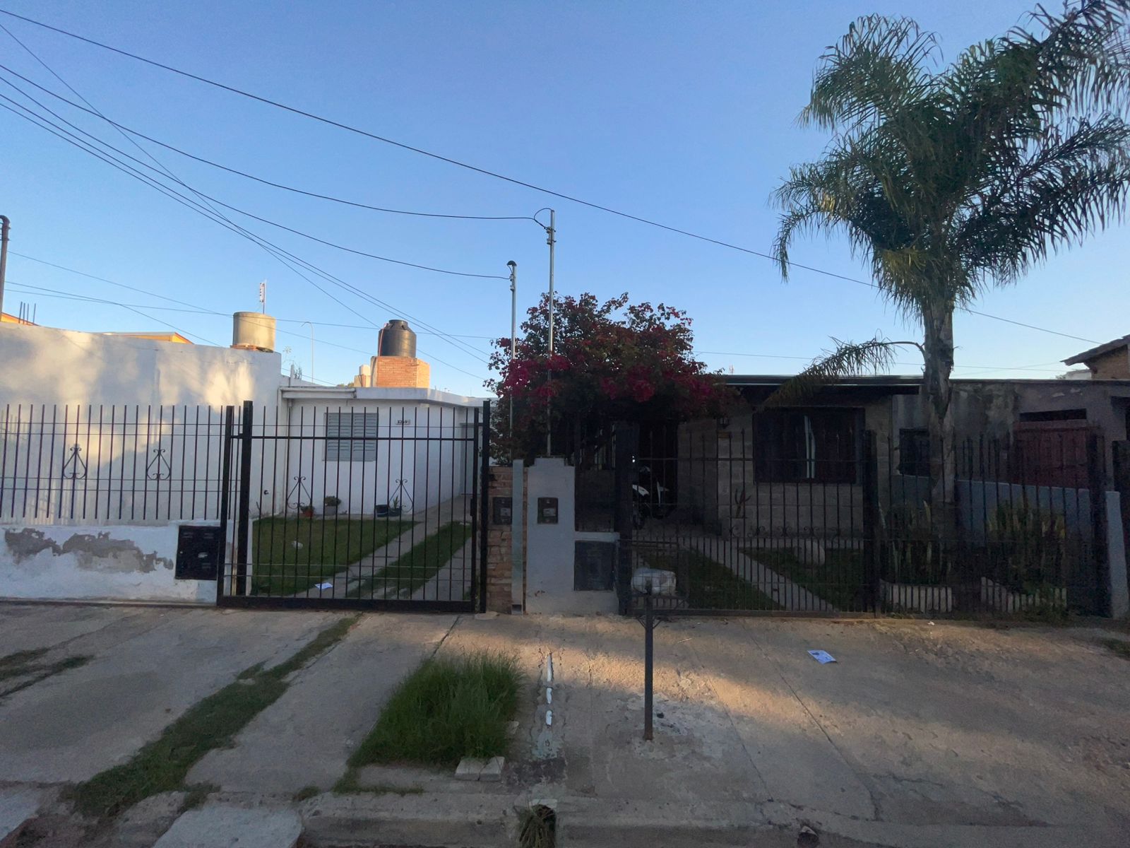 VENTA 2 CASAS- B Los Plátanos  (a 2 cuadras de Av. Maestro Vidal y Av. Fuerza Aérea Argentina)