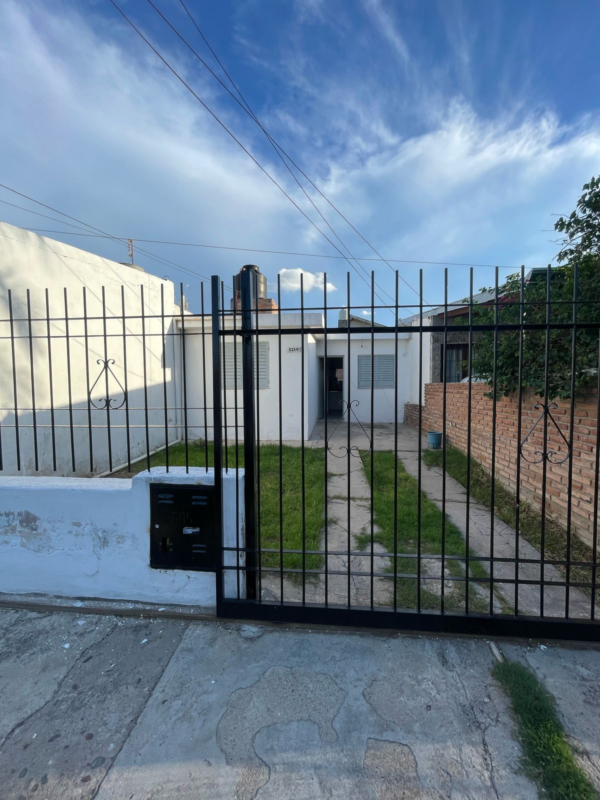 VENTA 2 CASAS- B Los Plátanos  (a 2 cuadras de Av. Maestro Vidal y Av. Fuerza Aérea Argentina)