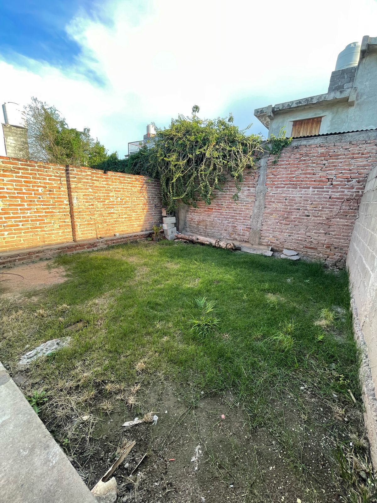 VENTA 2 CASAS- B Los Plátanos  (a 2 cuadras de Av. Maestro Vidal y Av. Fuerza Aérea Argentina)