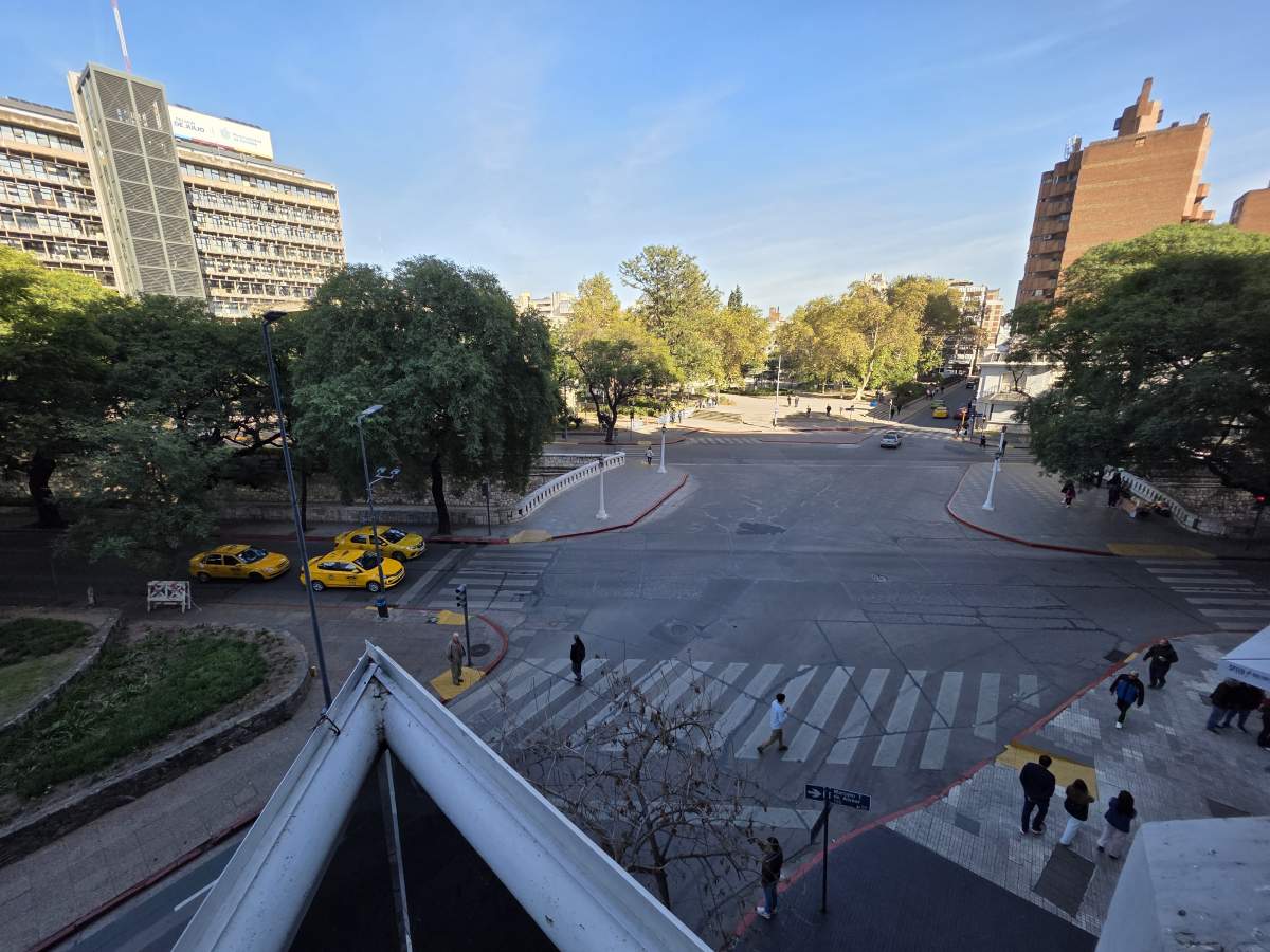 27 de Abril y Cañada! Alq. 2 Dor. 3 Baños, con Balcón Ext. - Córdoba.-