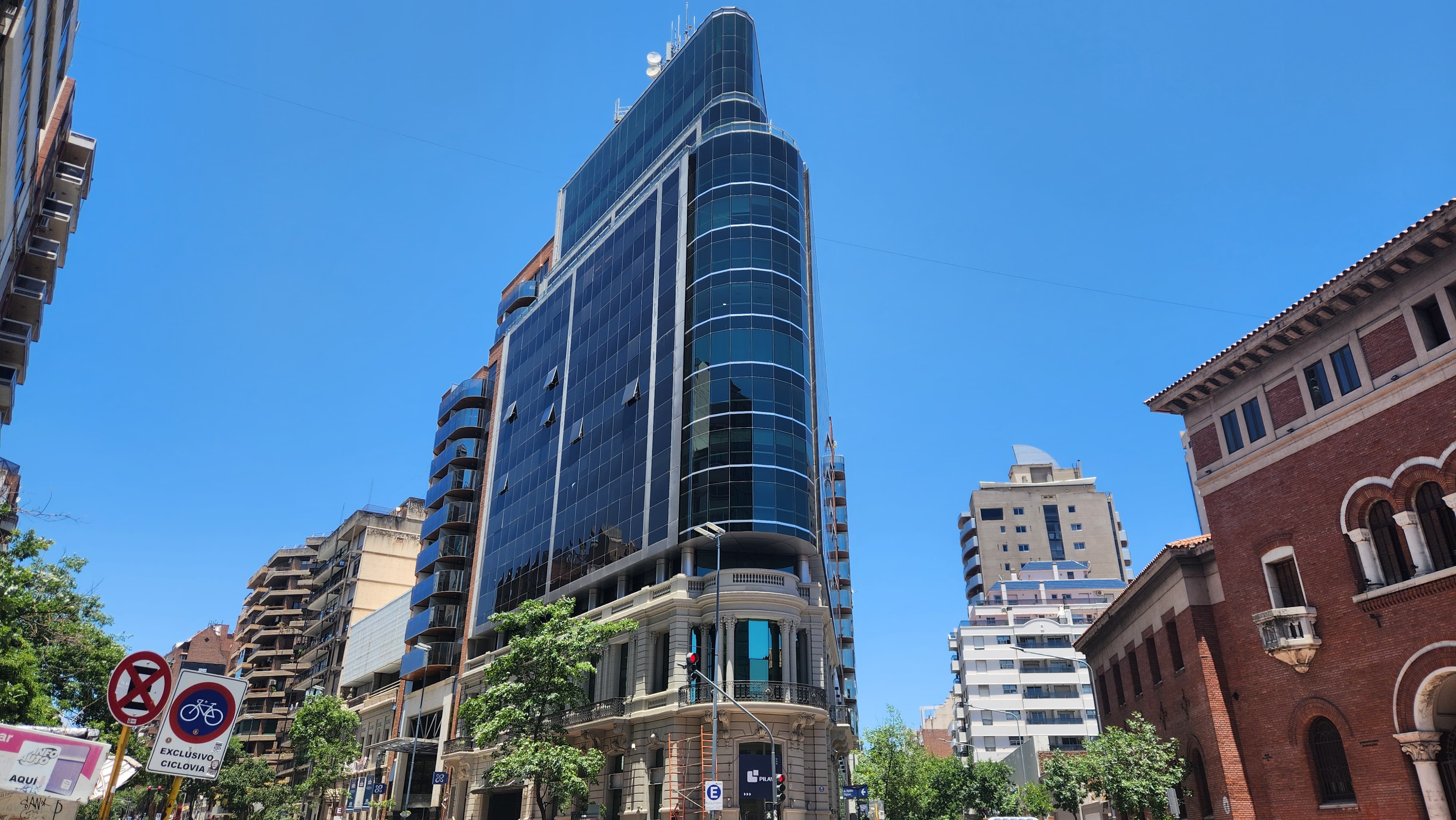 VENTA OFICINA Categoría  280 m2 Ecipsa Tower Vistas a Yrigoyen 2 COCHERAS