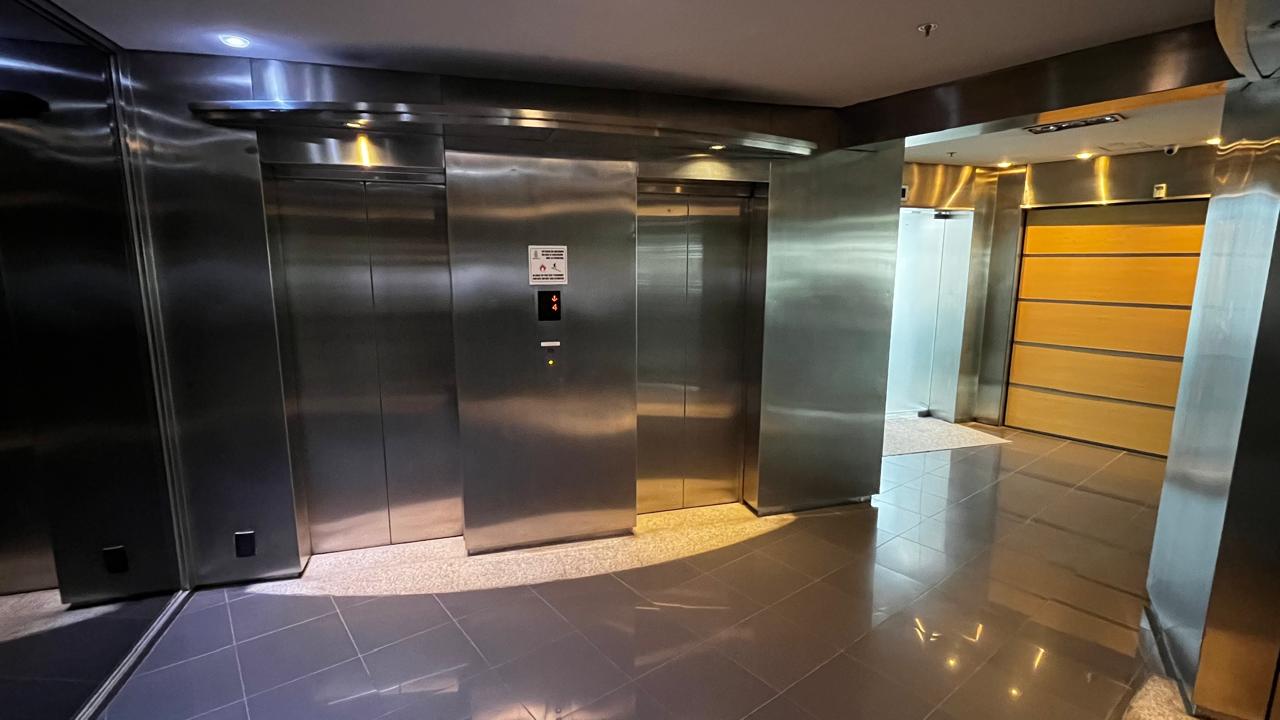 VENTA OFICINA Categoría  280 m2 Ecipsa Tower Vistas a Yrigoyen 2 COCHERAS