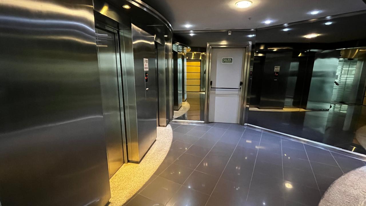 VENTA OFICINA Categoría  280 m2 Ecipsa Tower Vistas a Yrigoyen 2 COCHERAS