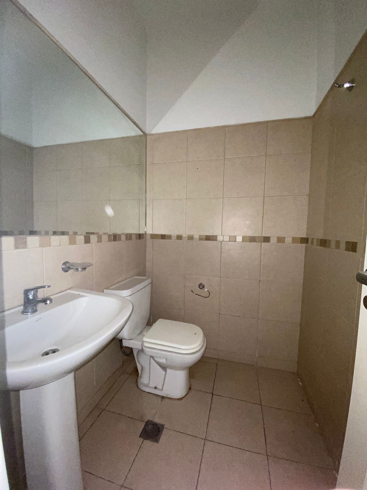 Local Comercial 175 m con Renta Activa  Frente Vidriado  GemesNueva Córdoba