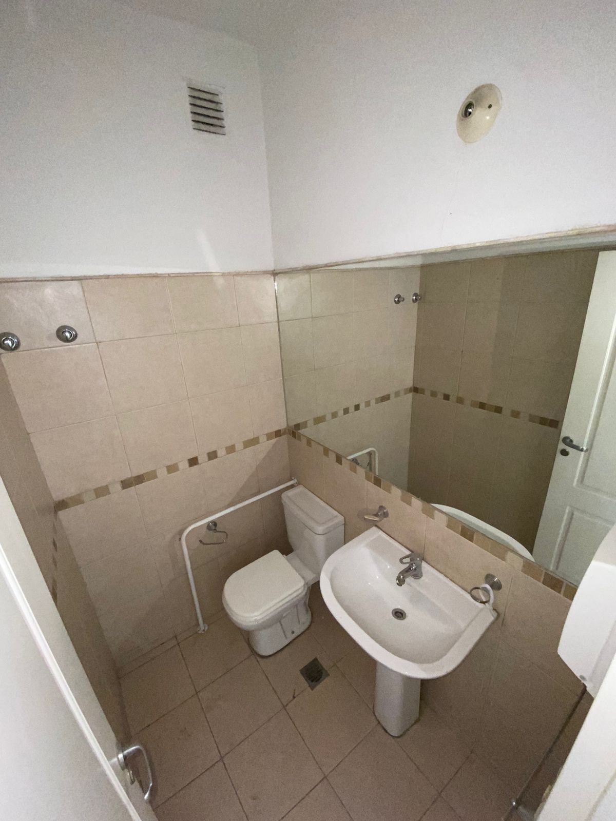 Local Comercial 175 m con Renta Activa  Frente Vidriado  GemesNueva Córdoba