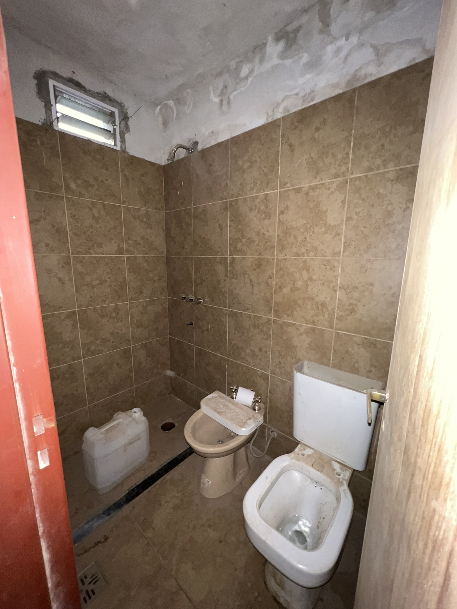 OPORTUNIDAD VENTA DE GALPON CON OFICINA EN ARGUELLO - BARRIO 16 DE  NOVIEMBRE