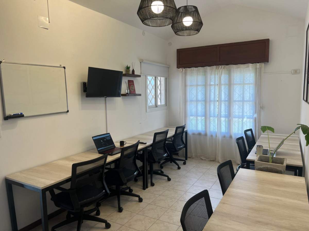 Alquiler oficina Privada amoblada  Cerro de las Rosas