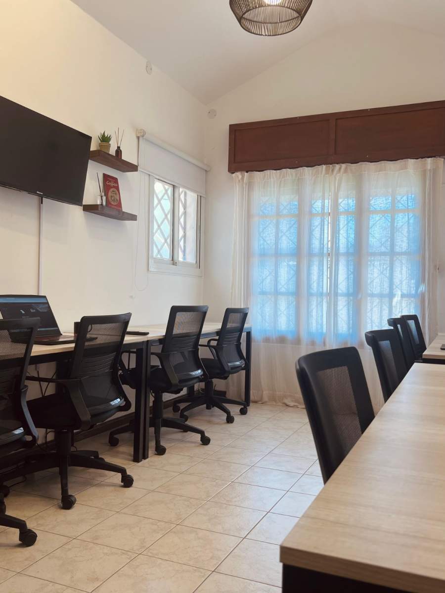 Alquiler oficina Privada amoblada  Cerro de las Rosas