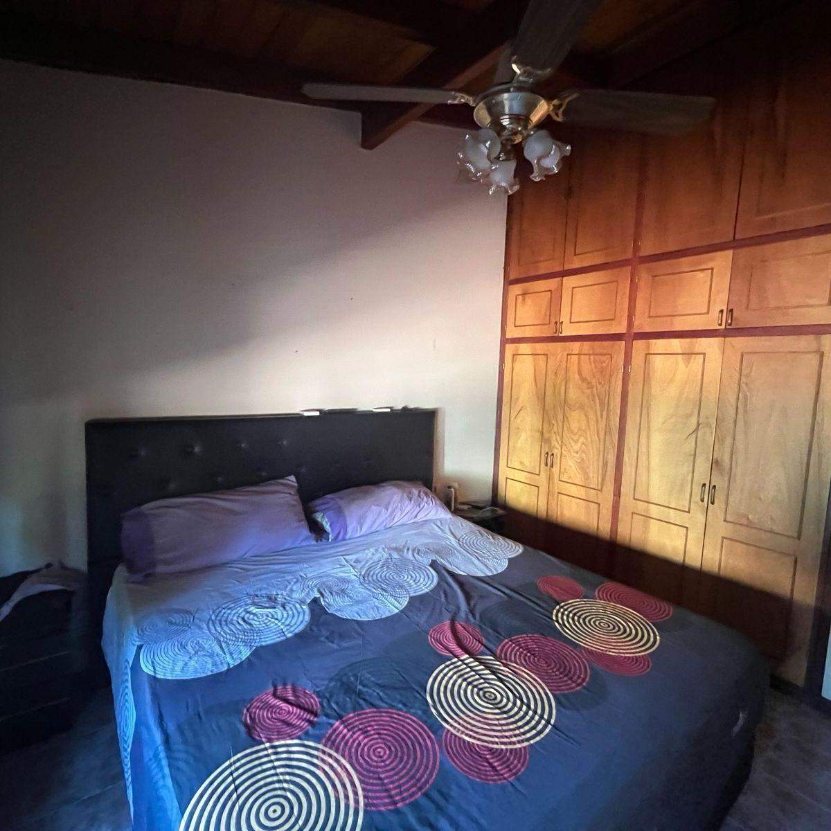 VENTA CASA CON PISCINA Y LOCAL SOBRE AVENIDA EN VILLA ALLENDE LOMAS