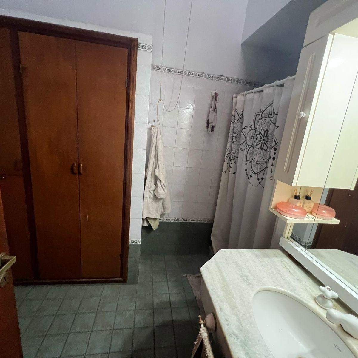 VENTA CASA CON PISCINA Y LOCAL SOBRE AVENIDA EN VILLA ALLENDE LOMAS