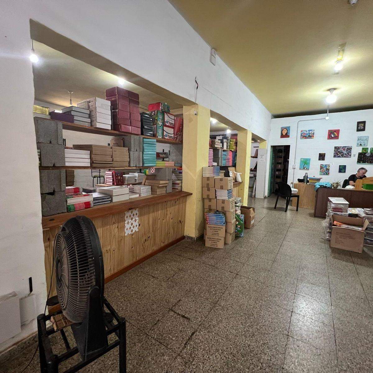 VENTA CASA CON PISCINA Y LOCAL SOBRE AVENIDA EN VILLA ALLENDE LOMAS