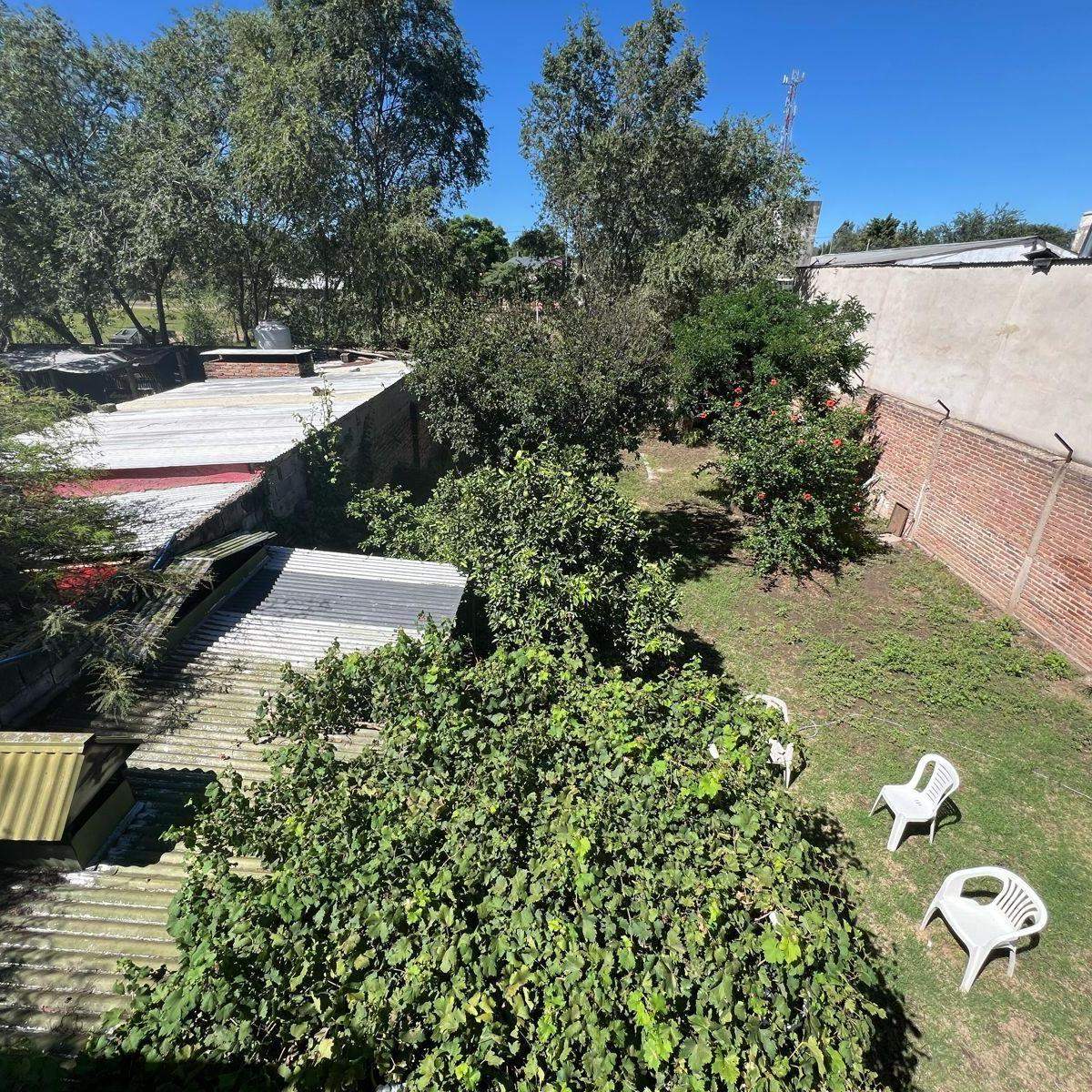 VENTA CASA CON PISCINA Y LOCAL SOBRE AVENIDA EN VILLA ALLENDE LOMAS