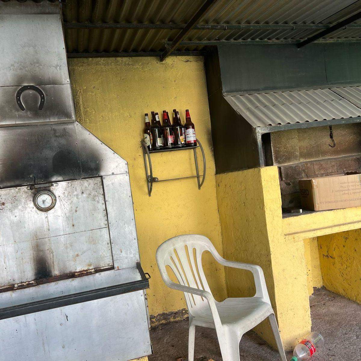 VENTA CASA CON PISCINA Y LOCAL SOBRE AVENIDA EN VILLA ALLENDE LOMAS