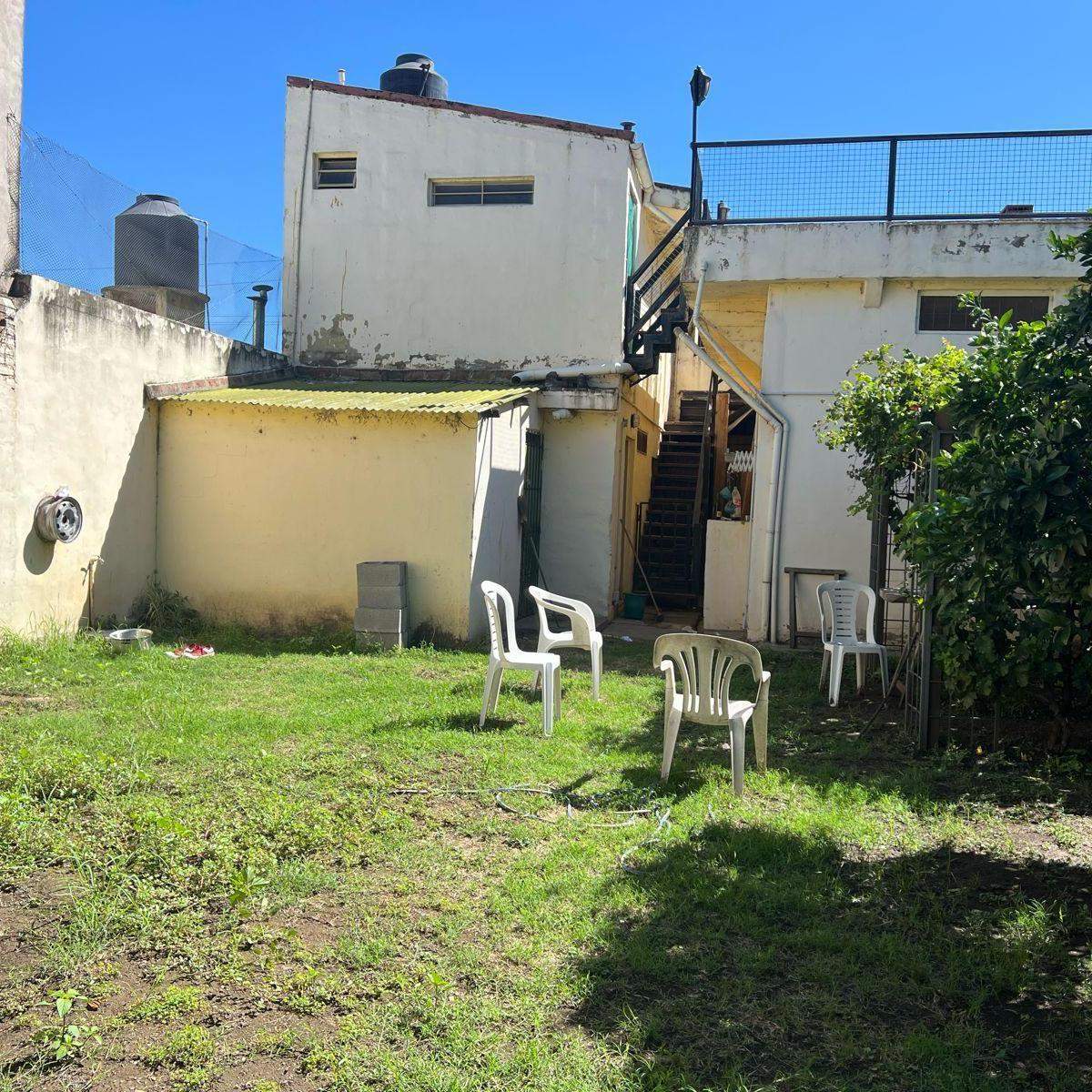 VENTA CASA CON PISCINA Y LOCAL SOBRE AVENIDA EN VILLA ALLENDE LOMAS