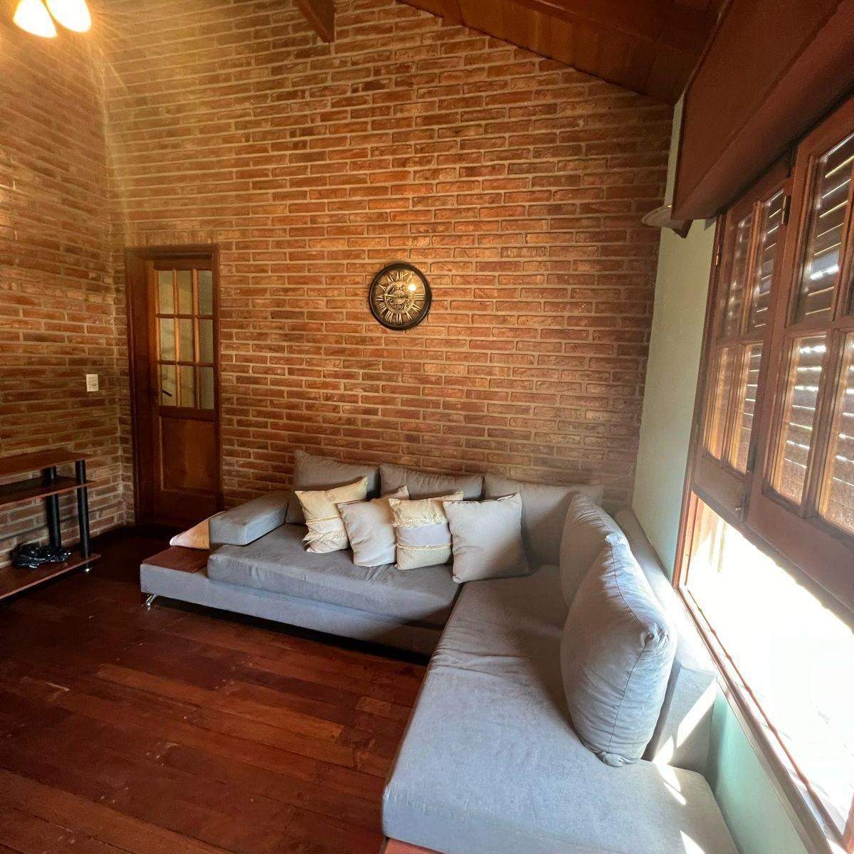 VENTA CASA CON PISCINA Y LOCAL SOBRE AVENIDA EN VILLA ALLENDE LOMAS