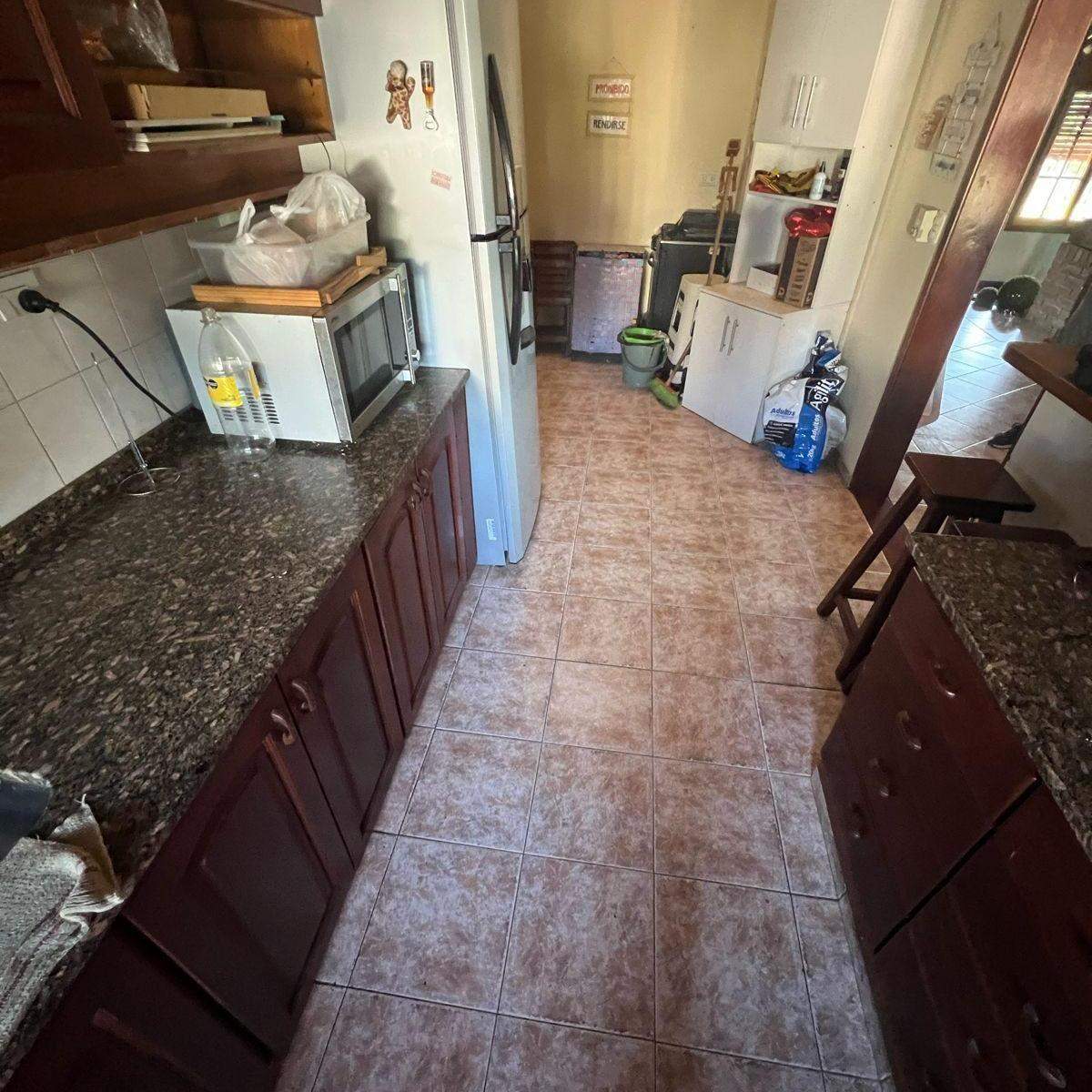 VENTA CASA CON PISCINA Y LOCAL SOBRE AVENIDA EN VILLA ALLENDE LOMAS