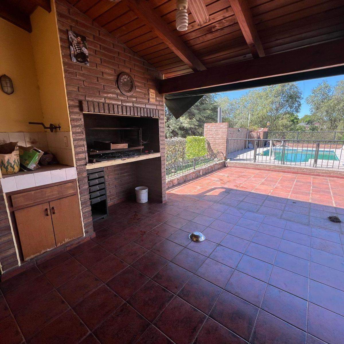 VENTA CASA CON PISCINA Y LOCAL SOBRE AVENIDA EN VILLA ALLENDE LOMAS