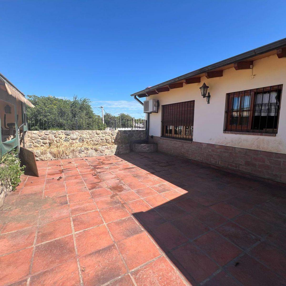 VENTA CASA CON PISCINA Y LOCAL SOBRE AVENIDA EN VILLA ALLENDE LOMAS