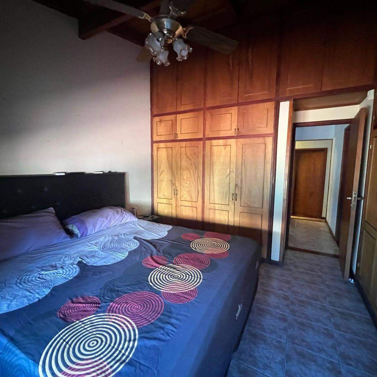 VENTA CASA CON PISCINA Y LOCAL SOBRE AVENIDA EN VILLA ALLENDE LOMAS