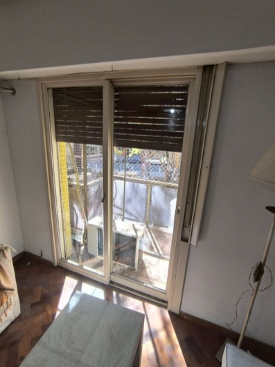VENTA Departamento de 2 dormitorios frente sobre calle Chacabuco