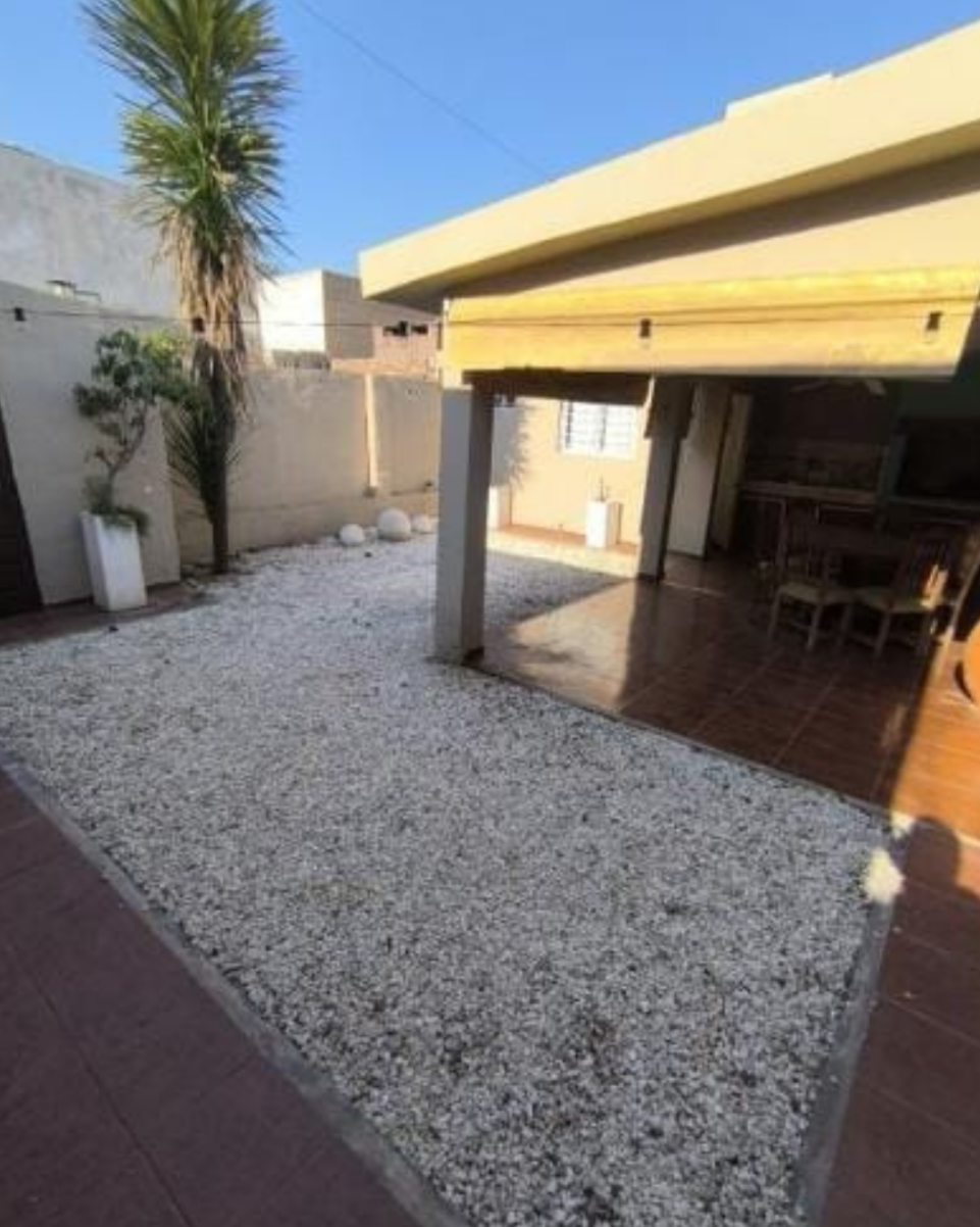 VENTA CASA 2 DORMITORIOS YOFRE NORTE RECICLADA A NUEVA