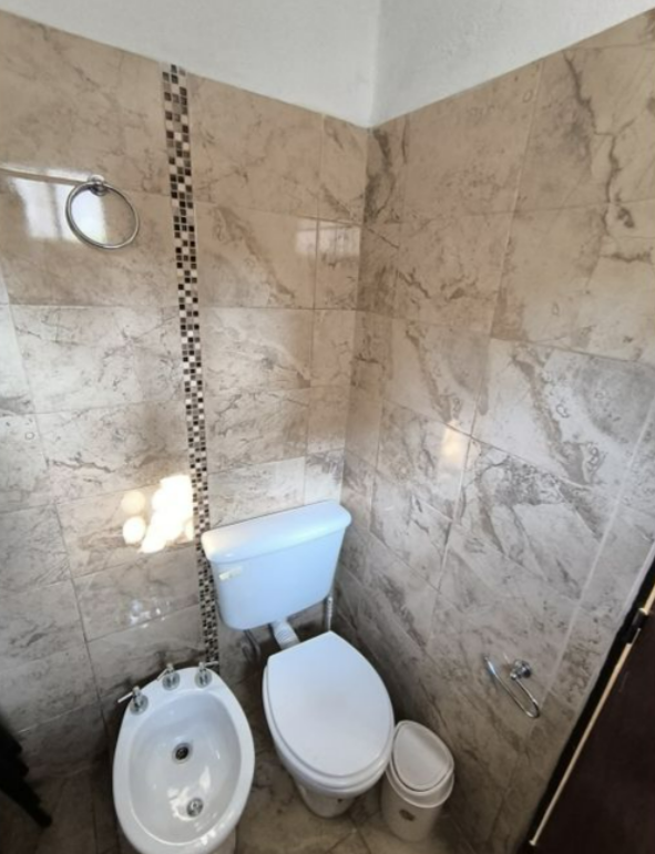 VENTA CASA 2 DORMITORIOS YOFRE NORTE RECICLADA A NUEVA