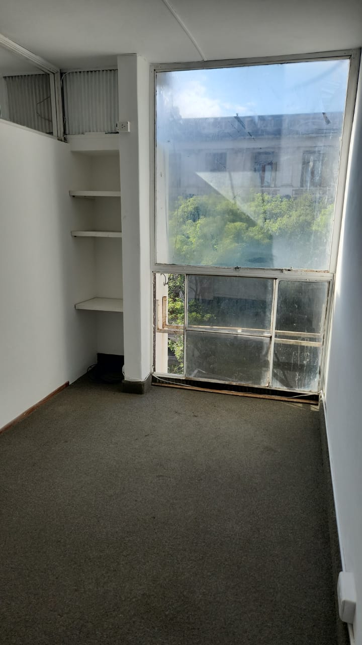 OFICINA CONSULTORIO EN VENTA EN ZONA TRIBUNALES CALLE AV DUARTE QUIROS 545 PISO 3.