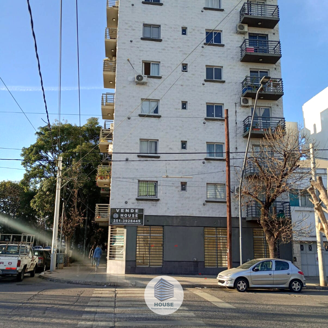 LOCAL EN VENTA BARRIO  ALTA CÓRDOBA PROXIMO A  LA  PLAZA  - GRAN VIDRIERA - RECIBO VEHICULOS