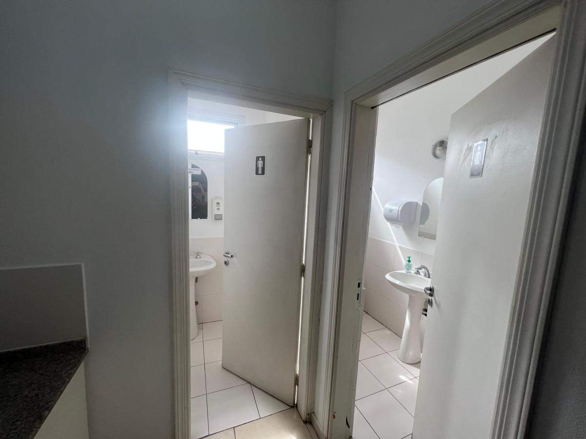 VENTA LOCAL COMERCIAL EN BARRIO CERRO DE LAS ROSAS