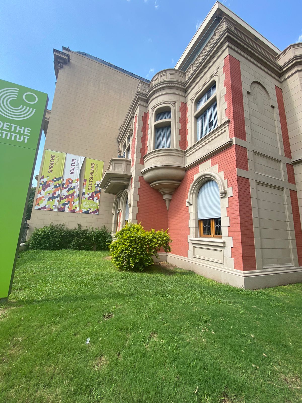 Venta Importante Casa Sobre Hipolito Yrigoyen  Nueva Cordoba